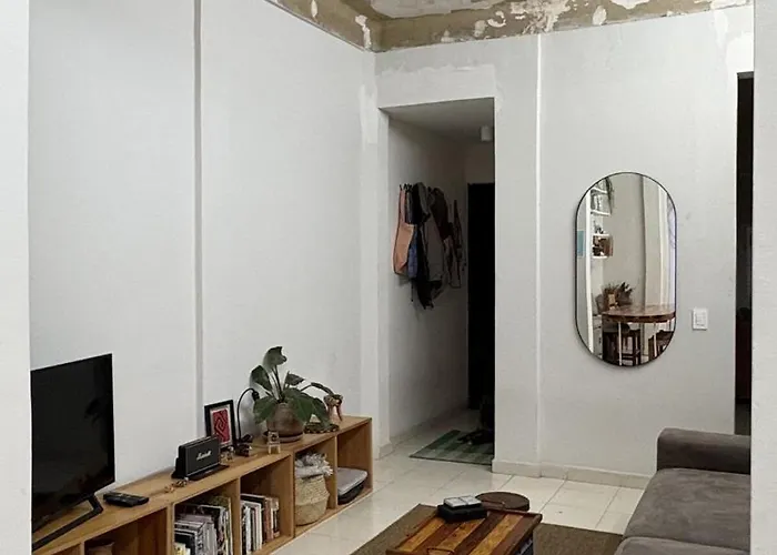 Beautiful With Patio Centrally Located In A 20th Century Building Apartment *