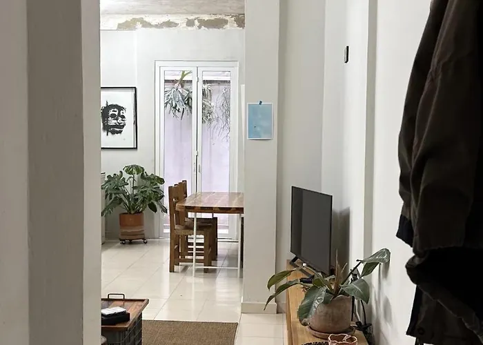 Apartment Beautiful With Patio Centrally Located In A 20th Century Building *