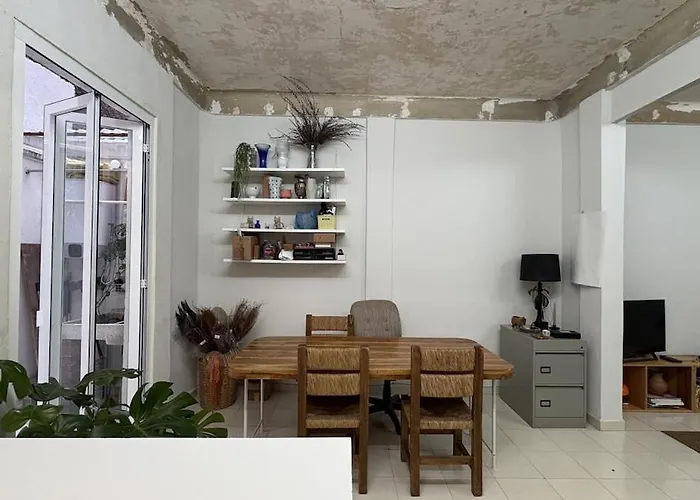 Apartment Beautiful With Patio Centrally Located In A 20th Century Building *
